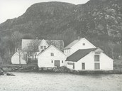 This picture shows practically the same as the big colour picture to the right. The picture was taken about 1980, before the Coastal Museum started its restoration project. At that time all the buildings were painted white. 