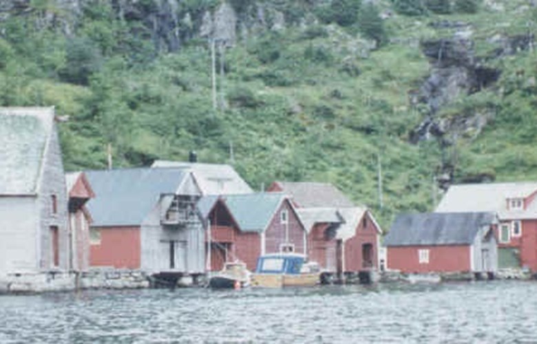 The first ocean cottages proper were built in 1863 and the following years. The picture shows some of the warehouses at Torskangerpollen the way they look today.