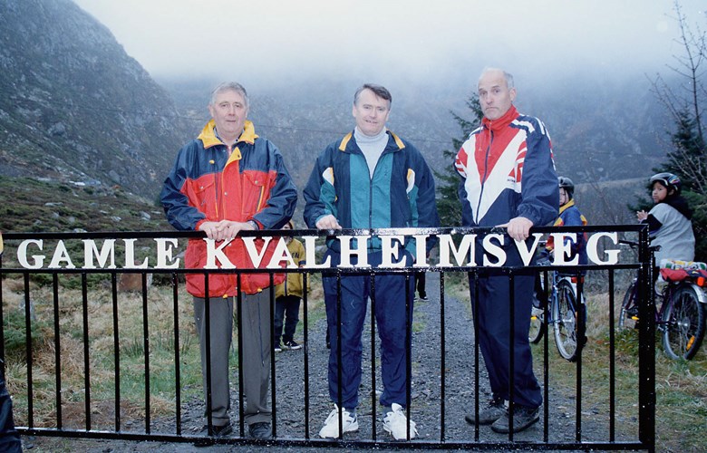 The picture is taken at the opening ceremony of the Old Kvalheim Road as a hiking trail in 1998. 