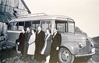 This is the bus that Henrik Myre used in the service between Raudeberg and Kvalheim.                 Here we see Myre furthest to the left, with the two other co-owners of the first bus company at Nord-Vågsøy, Kristian Kråkenes and Hjalmar Kvalheim, and their wives.