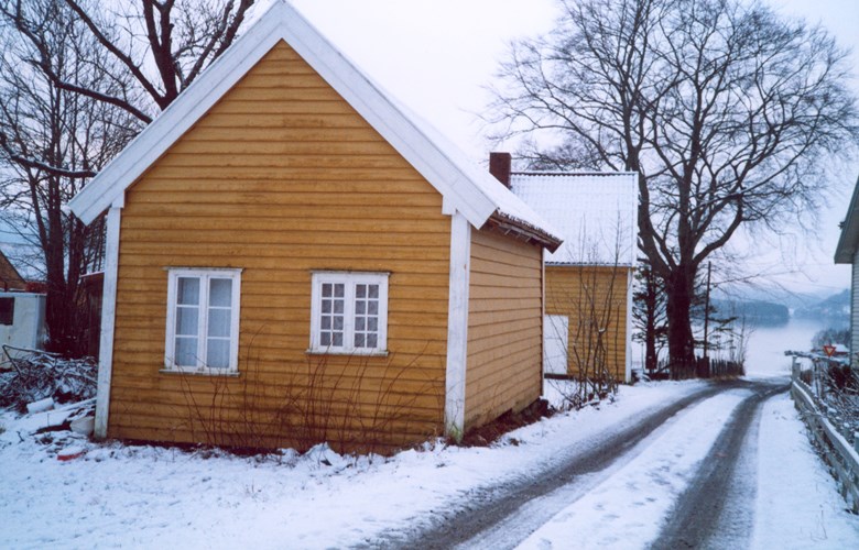 The house called "Arresten" in the Bailiff's farmyard at Bryggja. The small-paned windows have iron bars inside.
