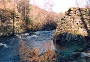 The vaulted bridge at Maurstad in 1995. In the centre of the bridge abutment to the right we can see the slanted stones where the stone vault started. To the right, not seen in the picture, are stored stones picked up from the river after the bridge collapsed in the autumn of 1984.