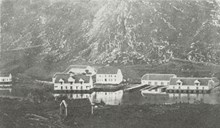 The old trading post of Osmundsvåg had a fine location in a bay. The elegant houses burned down in the autumn of 1956.