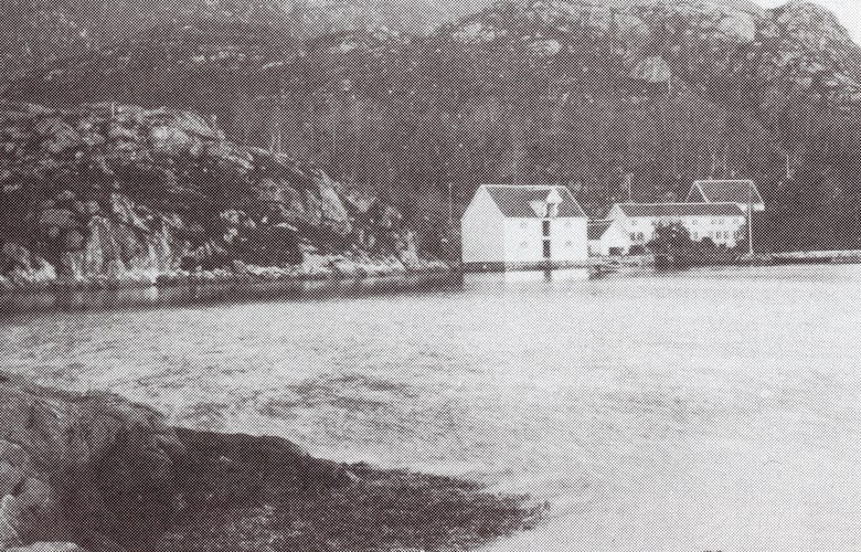 From the 17th century onwards, Bryggja was one of the most important trading posts in Nordfjord. The picture shows the place before the fire in 1898. The big residence burned down along with some other buildings.