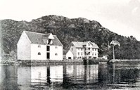 After the fire in 1898, the owner built a new Swiss-style residence. The house has later been used as an old people's home. The sea warehouse to the left was sold and moved to Måløy in 1920.