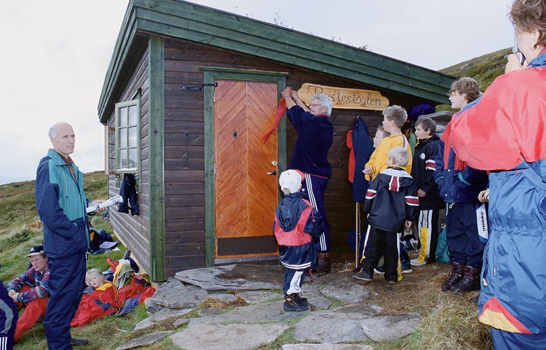 From the opening of the new "gardfjøs" at Rystestøylen in 1999. About 80 persons came up from the village that day.