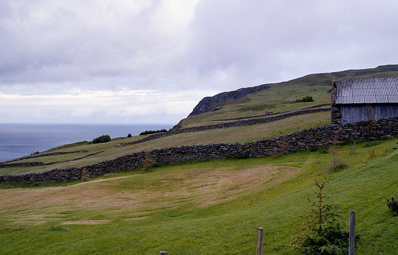 The stone walls are located in a scenic setting out towards the open sea. Today these stone walls are protected by law, constituting an important and beautiful element in a unique cultural landscape. 