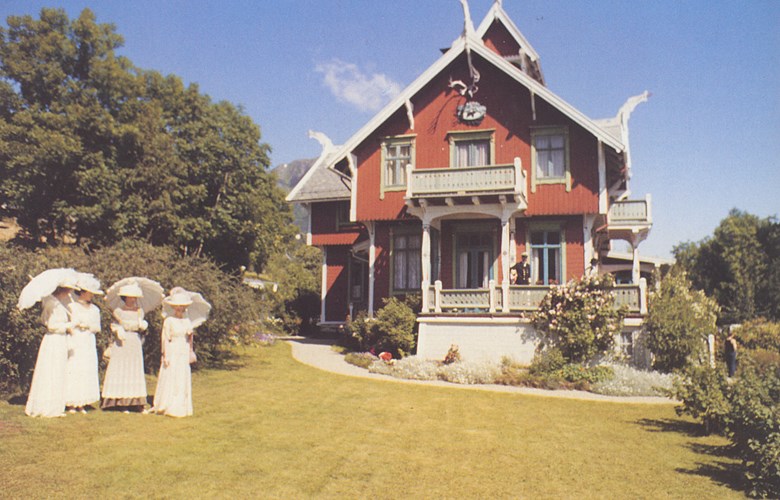 Hans Dahl's villa in Balestrand, built in 1893. This photo was taken when the NRK were making a program about the German Emperor's trips to the Norwegian fjords. They then reconstructed the garden parties given by Dahl in the honour of the Emperor. The ladies in the photo portrayed ladies from the upper classes in Bergen who visited Balestrand to take part in the glamorous life around the emperor.