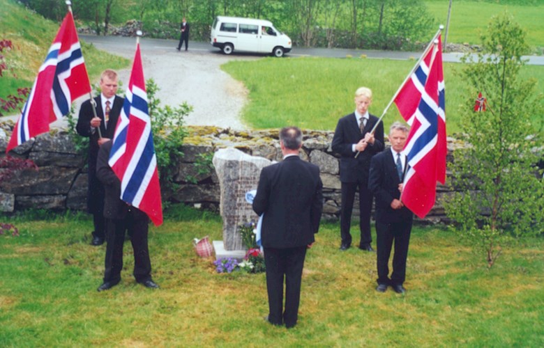 The memorial stone for the three youths from the Davik "sokn" who lost their lives in the Second World War was unveiled on 17 May 2000. The guard of honour from left to right: Steffen Hamre, Rune Hausle (partly hidden), Marius Lien and Magnus Nybø. Roar Førde gave the unveiling speech.
