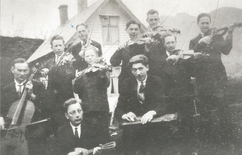 Holmedal Musikklag (music association) around 1933. Front row from left: Øyvind Skarstein (cello), Theodor Nilsen (mandolin), Andreas Fossen (violin), Kristian Lerpold (sitar), and Sverre D. Vårdal. Back row: Hjalmar Rivedal, Sigurd Fossen, Peder Søreide, Sigvard Fossen, and Håkon Fossen.