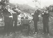 Dressed-up musicians at Holmedal around 1930. From left: Håkon Fossen, Ola Ålhus, Anders Ålhus, Bjarne Fossen, and Sigurd Fossen.