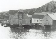 When Løkeland came to Herland in 1930, he rented the big sea warehouse to the left in the picture. There the production 