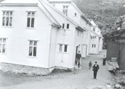 The workmen's houses at 'Småbakken' were called 'Gata' (The Street). There was a total of 24 houses. To the right there are wood and laundry sheds. Two of these houses burned down in 1927, and a larger house was built on the site.