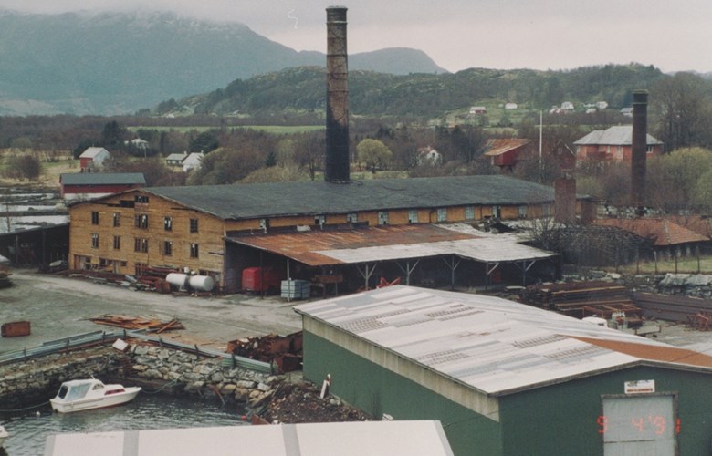 Helle Teglverk. The house behind the smaller smokestack is the manager's residence. The factory building burnt down in 1993.