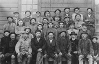 Picture of workers taken in the early 1920s. Many of the workers came a long way, and some had to cross the fjord. Several had smallholdings to run in addition to the job at the brickyard, so the days were long. The day at the brickyard began at 6 o'clock and lasted ten hours at this time.